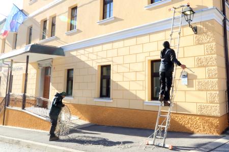 ZAČETEK POSTAVITVE  PRAZNIČNE OKRASITVE PO CERKNICI 07 FOTO LJUBO VUKELIČ